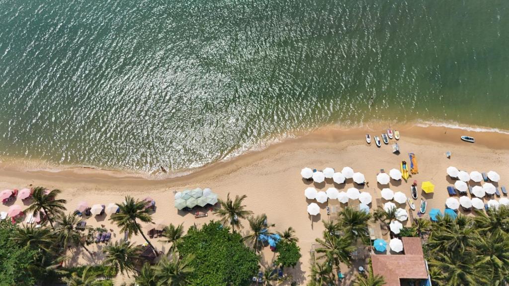 富国West Life Bungalow Phu Quoc的享有海滩上方的遮阳伞和海洋美景