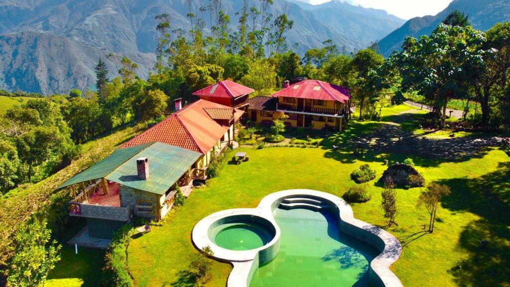 巴尼奥斯Orquideas Runtun的享有带游泳池的房屋的空中景致