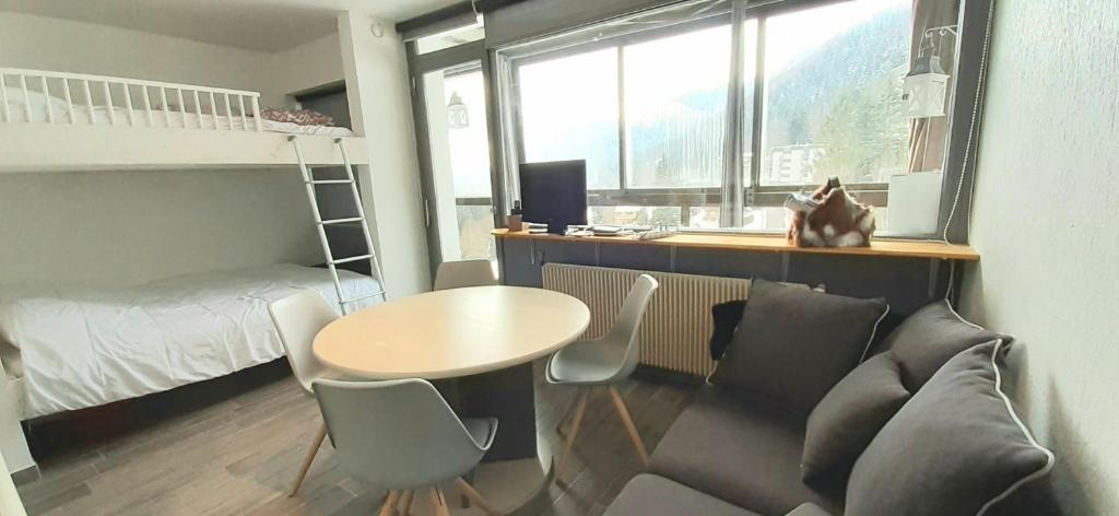拉布雷斯Studio 503, La Bresse Hohneck的客房设有书桌、桌子和床。