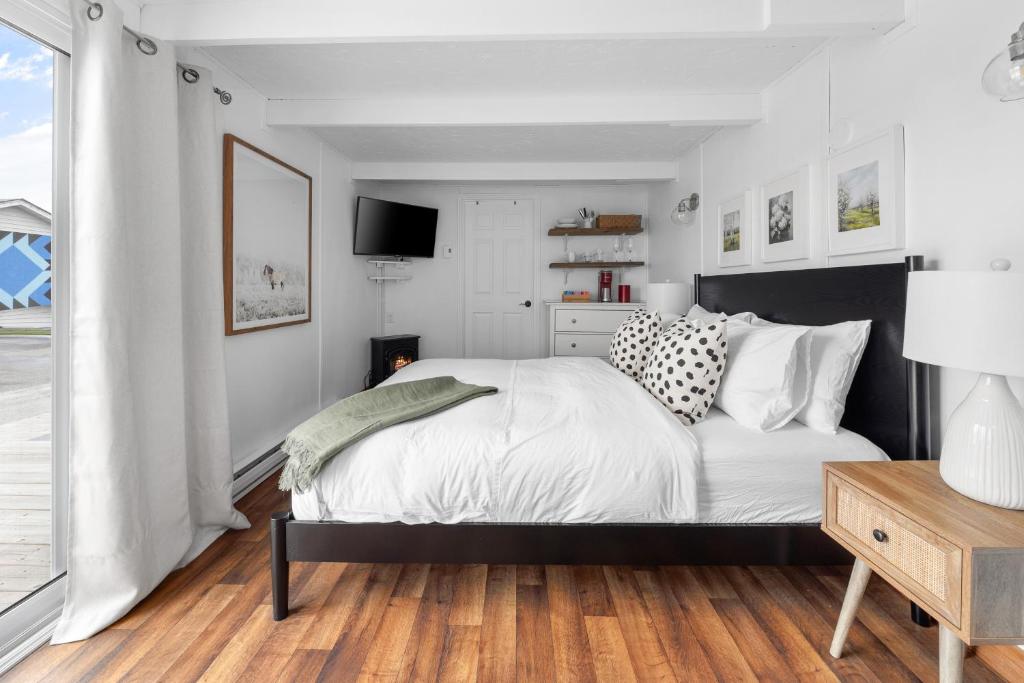 惠灵顿The Birch的一间卧室配有带白色床单和枕头的床。