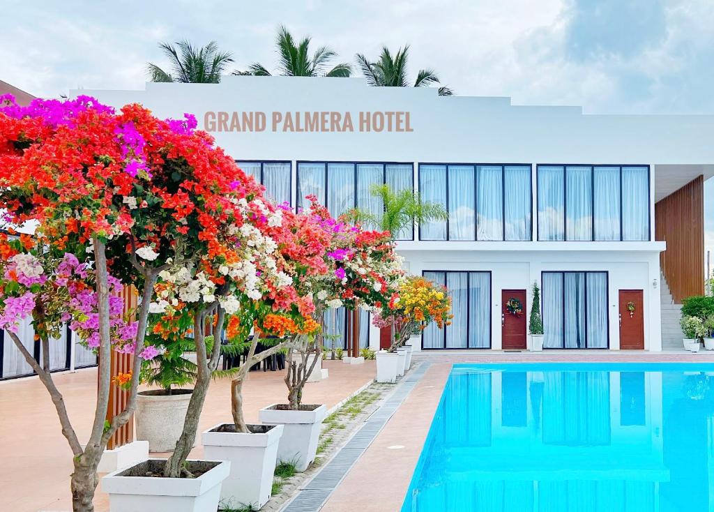 桑托斯将军城Grand Palmera Hotel的鲜花和游泳池的酒店