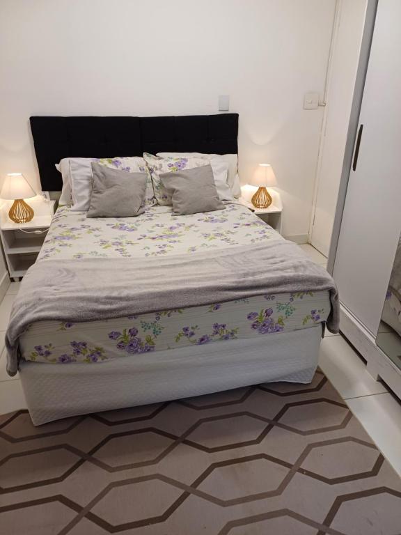 圣保罗#PARADISE SUITES - TATUAPÉ的卧室内的一张床位,带2个床头柜