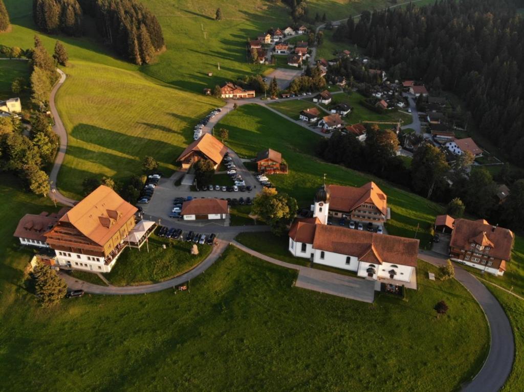 HeiligkreuzHotel Kurhaus Heiligkreuz的空中景色,小村庄有 ⁇ 的路