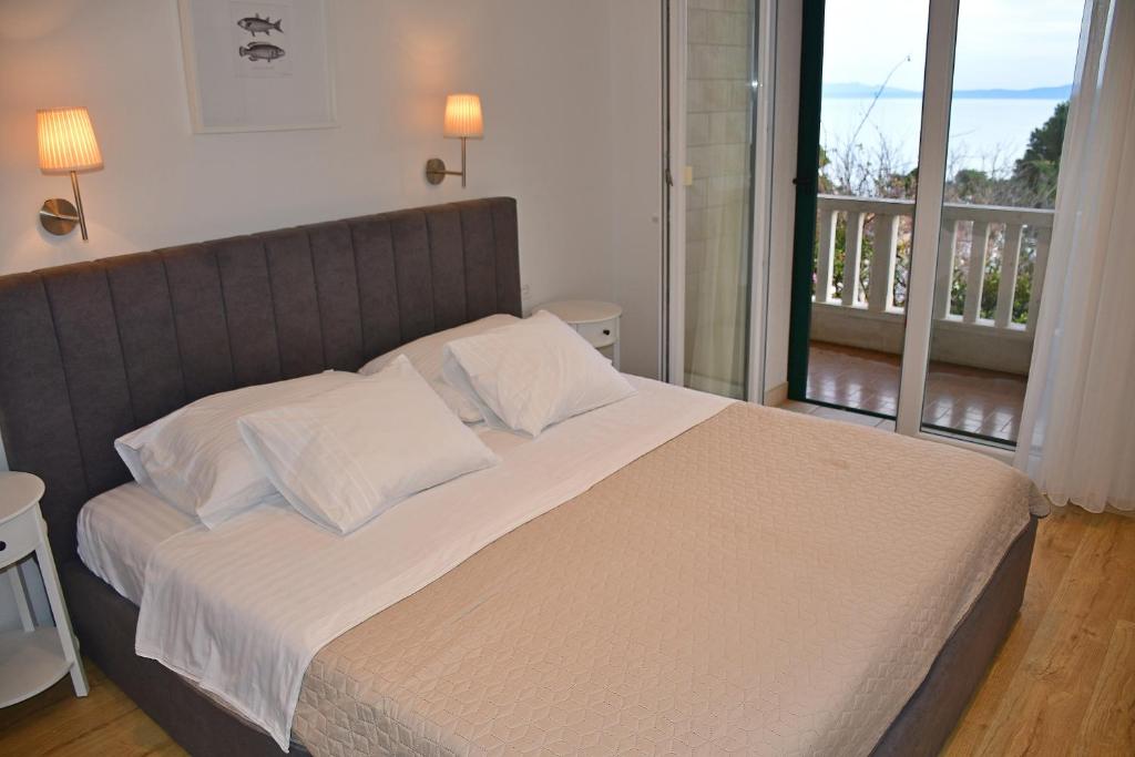 布雷拉Apartment Esperansa的一间卧室设有一张大床和一个阳台