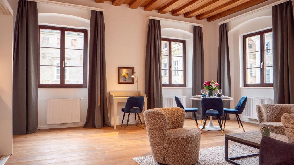 多瑙河畔克雷姆斯Smile Apartments im Stadtzentrum的客厅配有桌椅和窗户。
