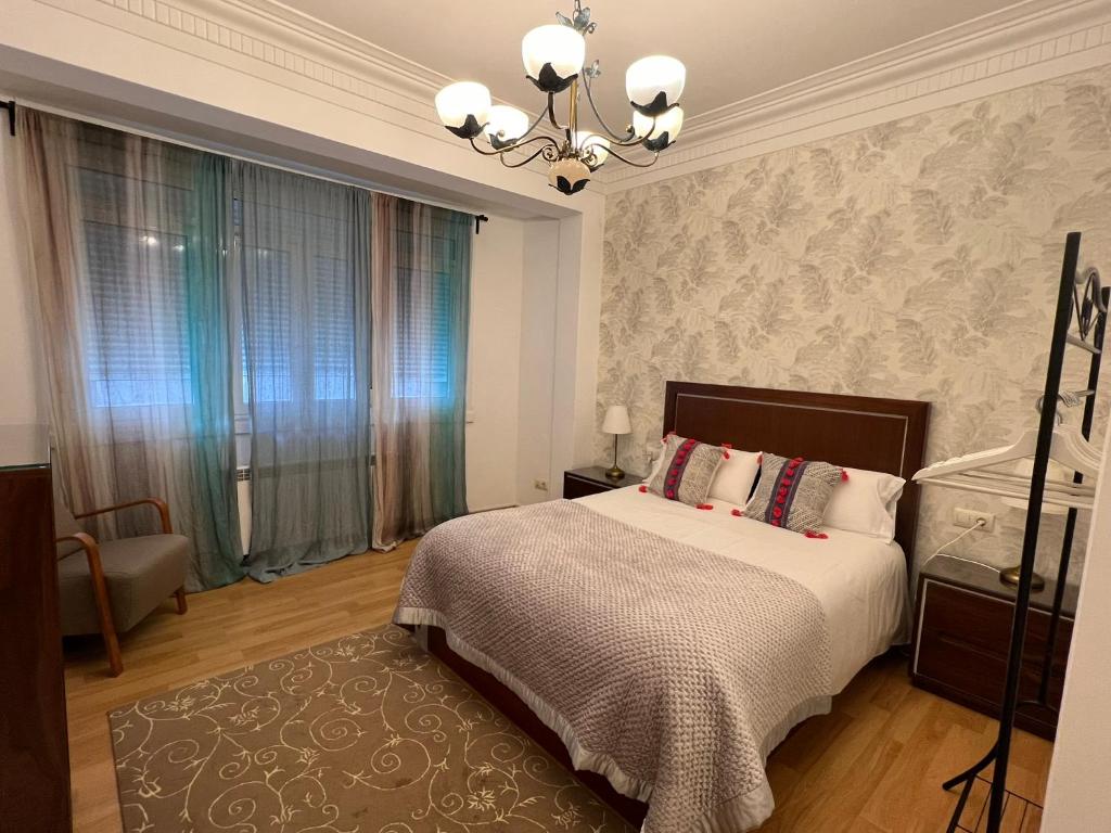 拉科鲁尼亚Céntrico Apartamento的一间卧室配有一张床和一个吊灯