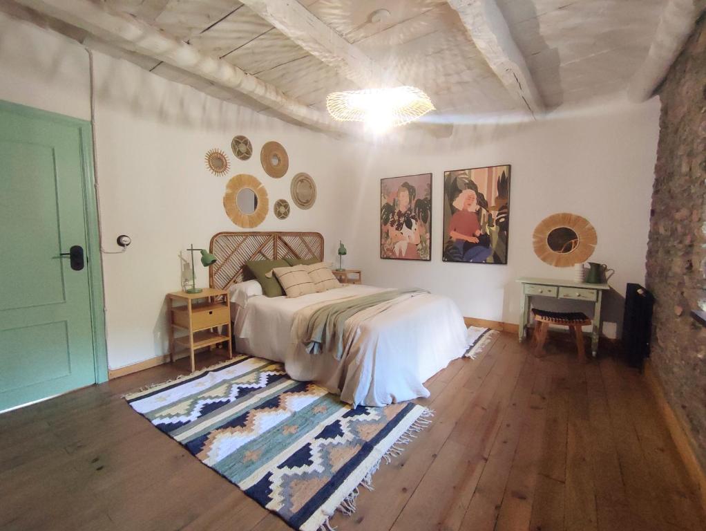 Caboalles de AbajoLa Escondida的卧室配有床、桌子和门