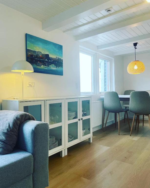 MiðvágurKirkjatún的客厅配有桌子和蓝色沙发