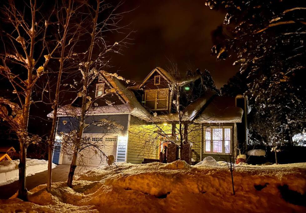 弗拉格斯塔夫Weekly Discount - Cozy Elegant Flagstaff House的夜晚有雪覆盖的房子