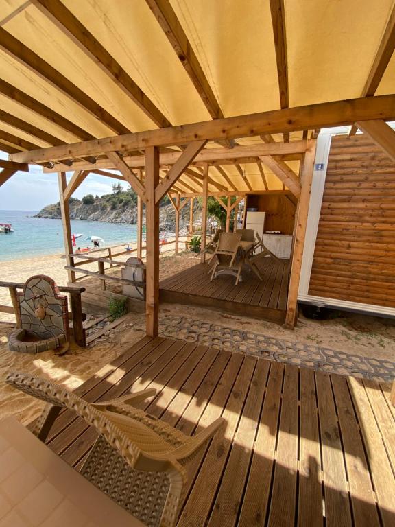 托罗尼Camping Anamour的海滩上带椅子的木制甲板