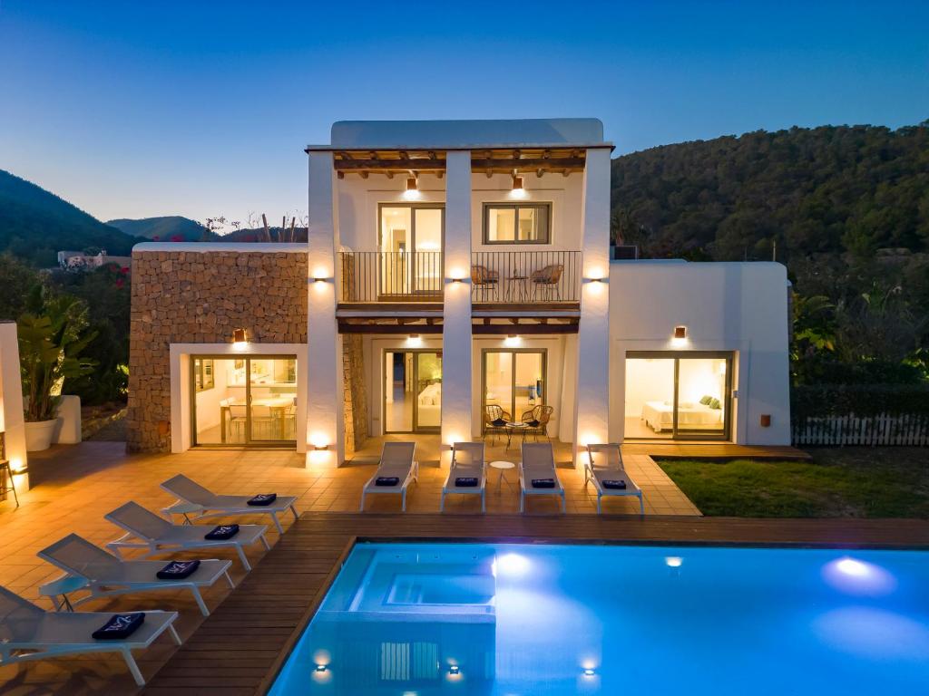 伊维萨镇Villa in Ibiza Town sleeps 10 - Ses Llaneres的别墅前设有游泳池