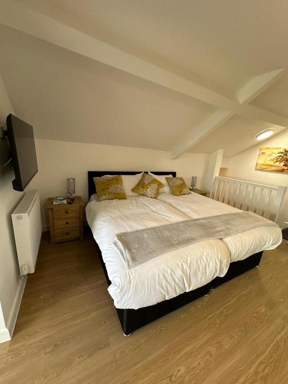 布莱克伍德The Highmead的一间带大床和电视的卧室