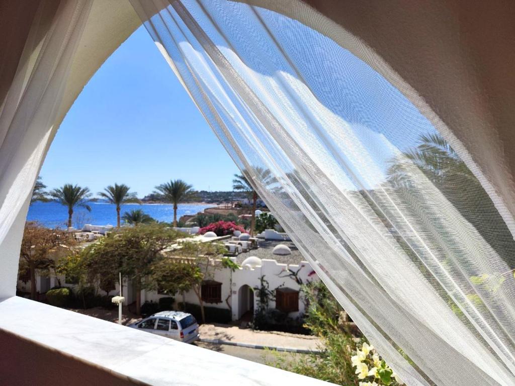沙姆沙伊赫Domina Coral Bay的享有城市和大海景致的窗户。
