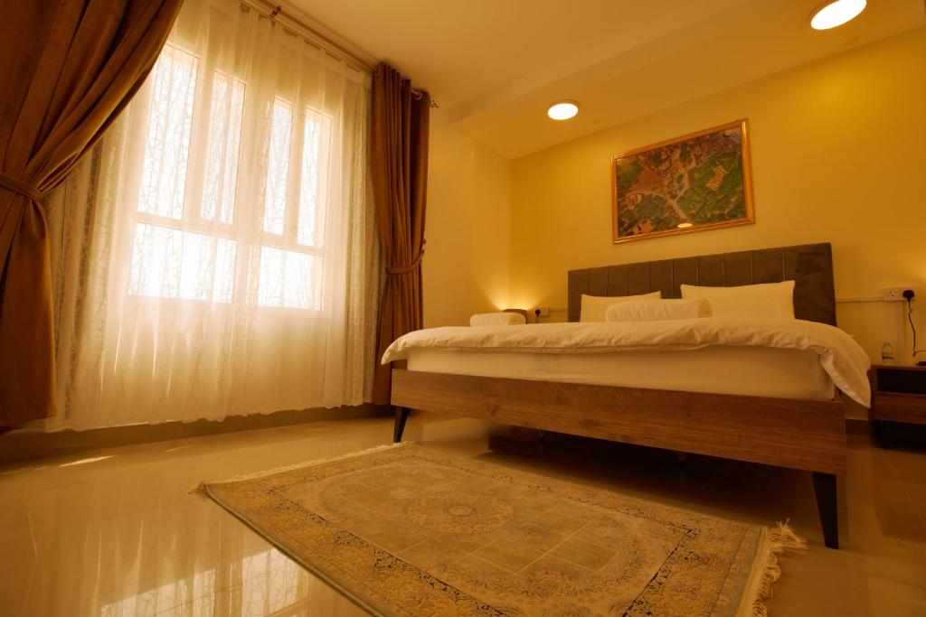 阿尔哈姆拉Alhamra Horizons的一间卧室配有一张带窗户和地毯的床