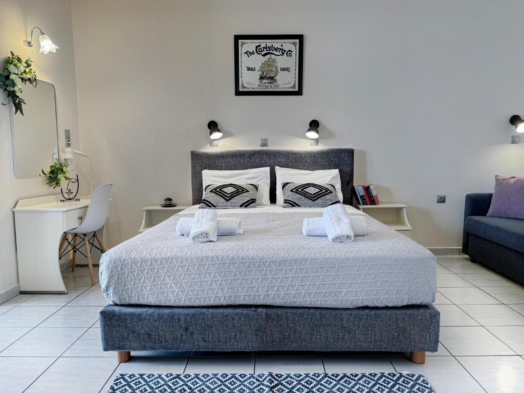 卡尔扎迈纳Mammis Studios的一间卧室配有一张床,上面有两条毛巾