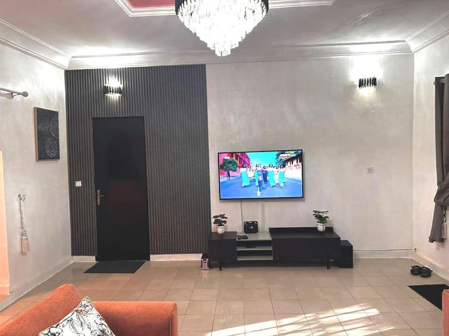 瓦加杜古Résidence meublée的客厅设有壁挂式平面电视。