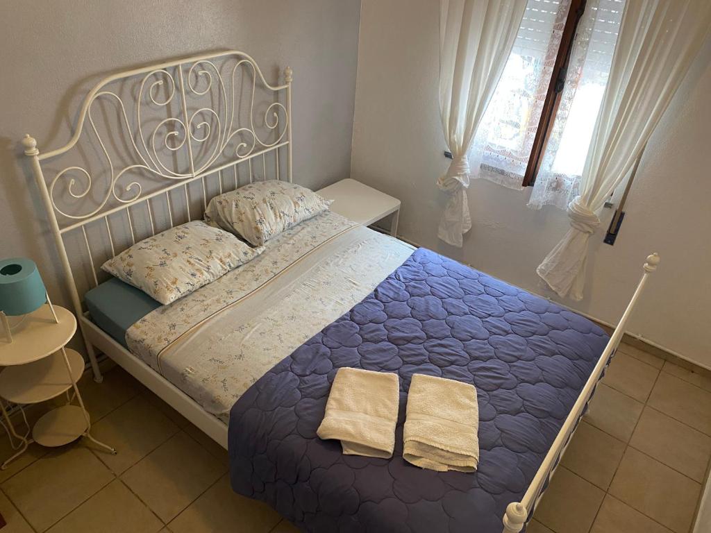 阿玛考德佩拉3 LimeBeach的一间卧室配有一张大床和两条毛巾