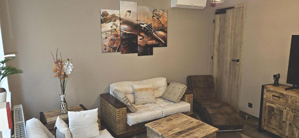 伊普尔Peace Haven的客厅配有椅子和墙上的绘画
