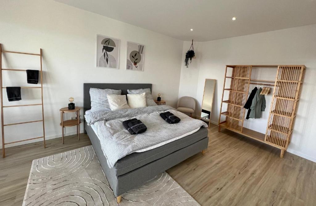 埃默里希PISO SUPERIOR - Exklusives Apartment an der Promenade mit Rheinsicht & Loggia的铺有木地板的客房内设有一间卧室和一张床。