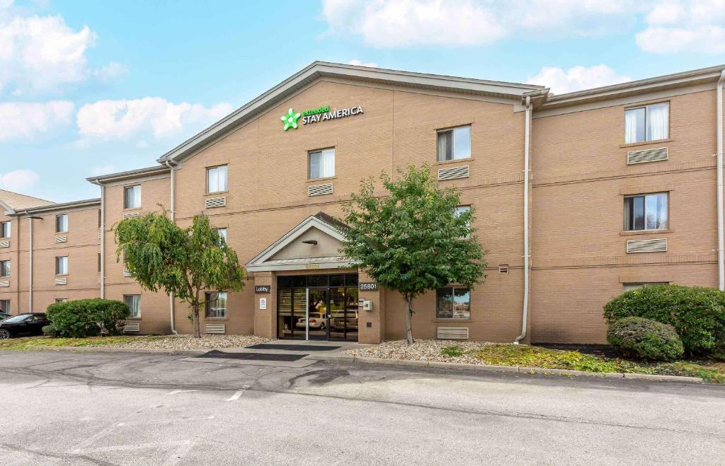 北奥姆斯特德酒店Extended Stay America - 克利夫兰 - 大北商场的一座酒店大楼,前面有标志