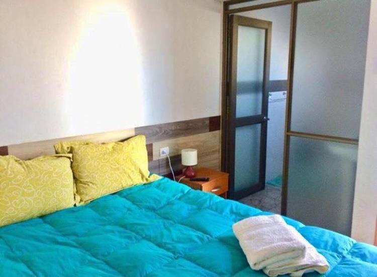 阿里卡Mirador del valle的一间卧室配有蓝色的床和镜子