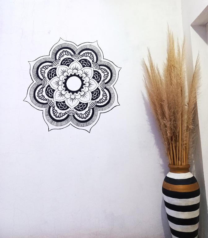 奇莱西托Departamento La Lita的墙上有曼陀罗的黑白花瓶