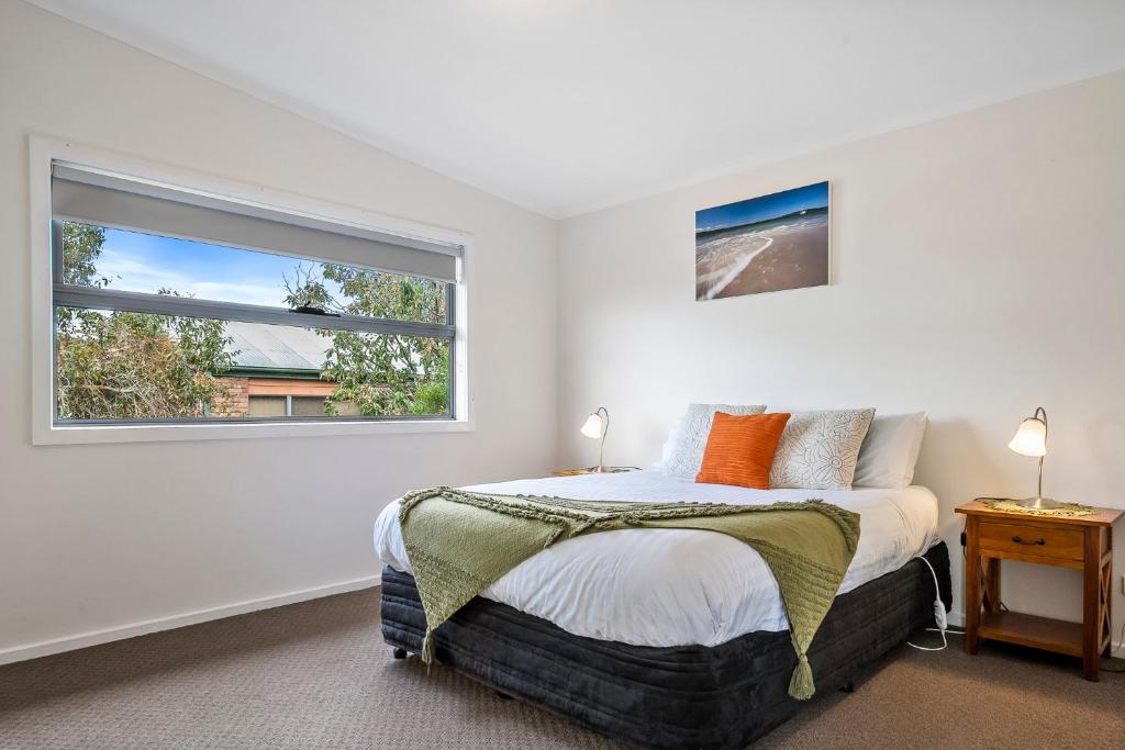 DoverOcean View Cottages in Dover, Far South Tasmania的白色的卧室设有床和窗户