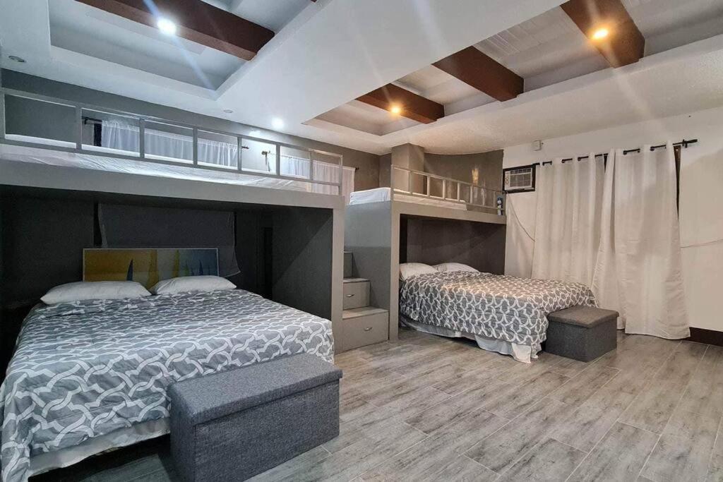 LilaHome in Bohol Philippines的一间卧室,配有两张床