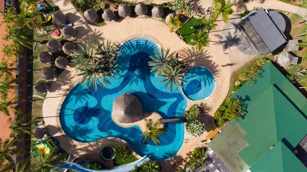 波拉马尔Hotel Margarita Village的享有带大型游泳池的顶部景致。