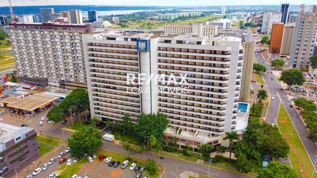巴西利亚Bonaparte Hotel Residence - Suite 803的城市中一座大建筑的空中景观