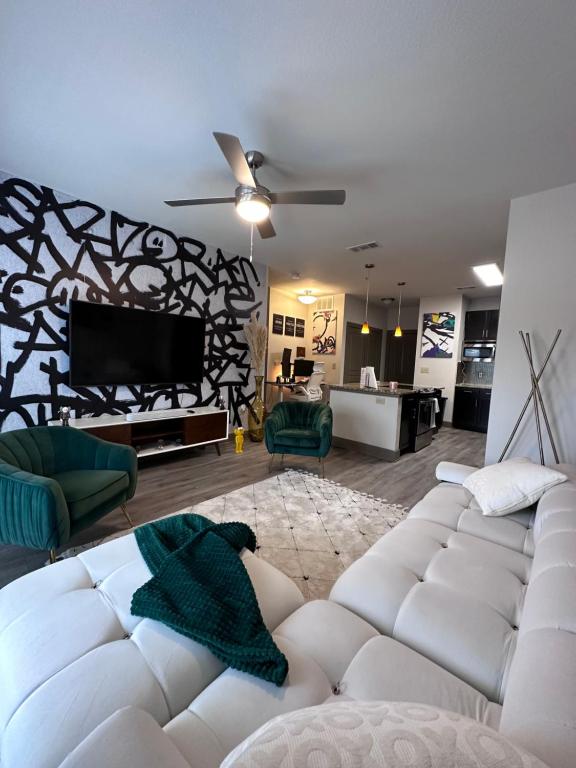 沃思堡Stylish-homes的客厅配有白色沙发和电视