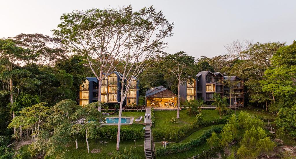 马尔多纳多港Hotel Enai的森林中房屋的空中景观