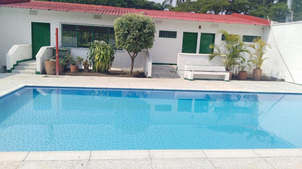 梅尔加QUINTA MARIA LUISA的房子前面的蓝色游泳池