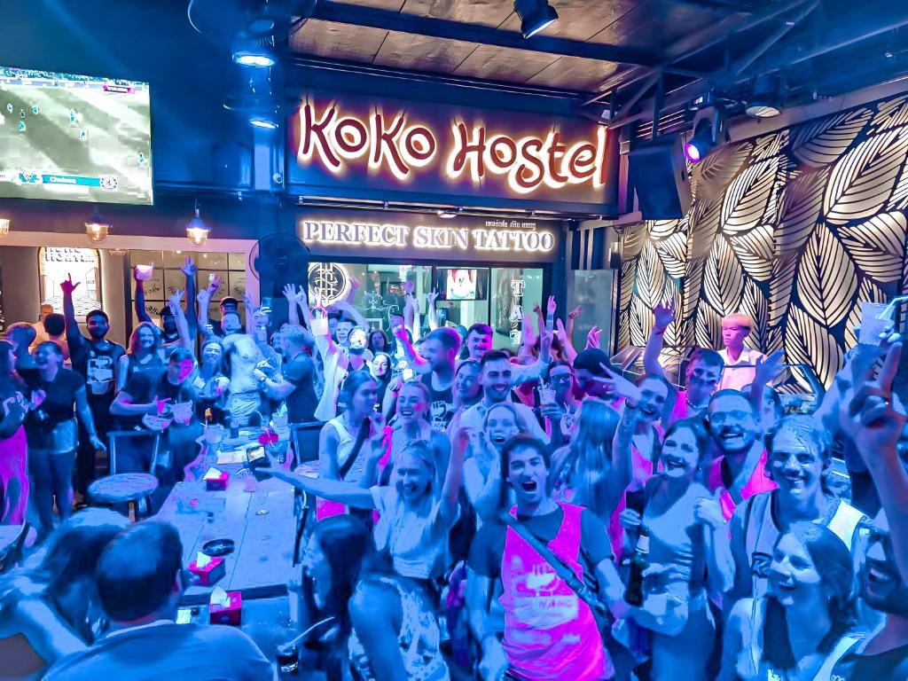 奥南海滩KOKO Party Hostel的一群人在酒吧里参加派对