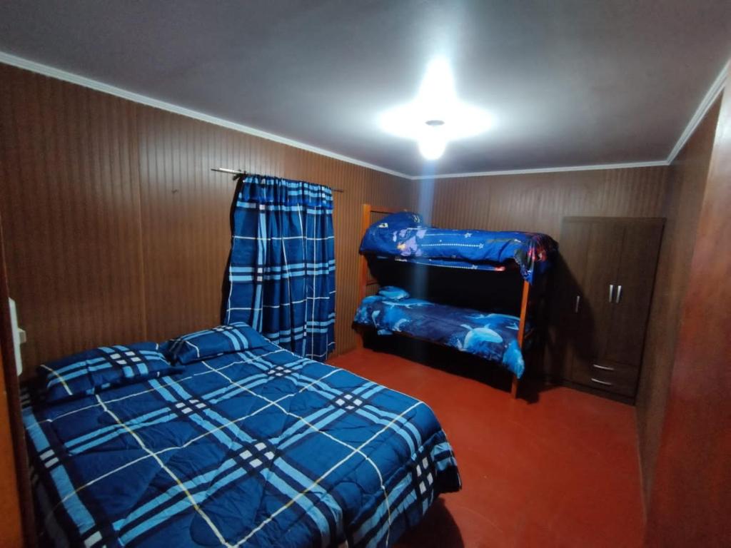 伊基克CASA EN LOS VERDES的一间卧室,配有两张床