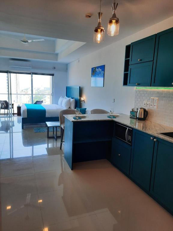 Ocean Breeze Aparthotel Negombo R11 B01的厨房或小厨房
