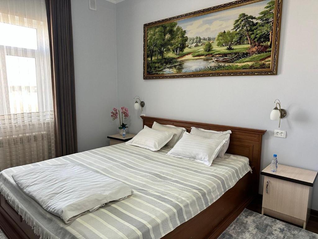 努库斯Aral的一间卧室配有一张壁画床
