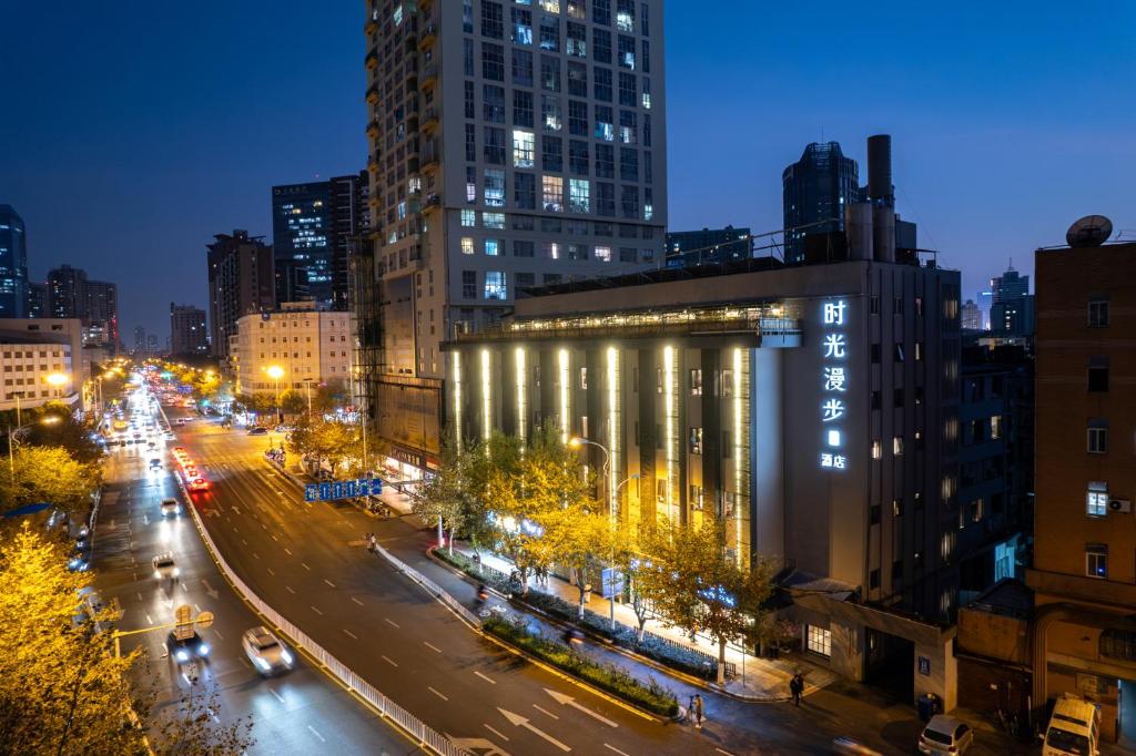 昆明时光漫步S酒店（昆明环城北路火车北站店）的夜色浓厚的城市街道