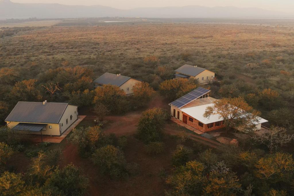 MkuzeUmkhaya Lodge的田野房屋的空中景观