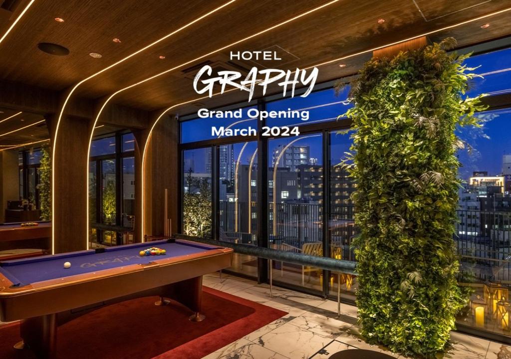 东京HOTEL GRAPHY Shibuya的酒店宏伟的开放大厅的台球桌
