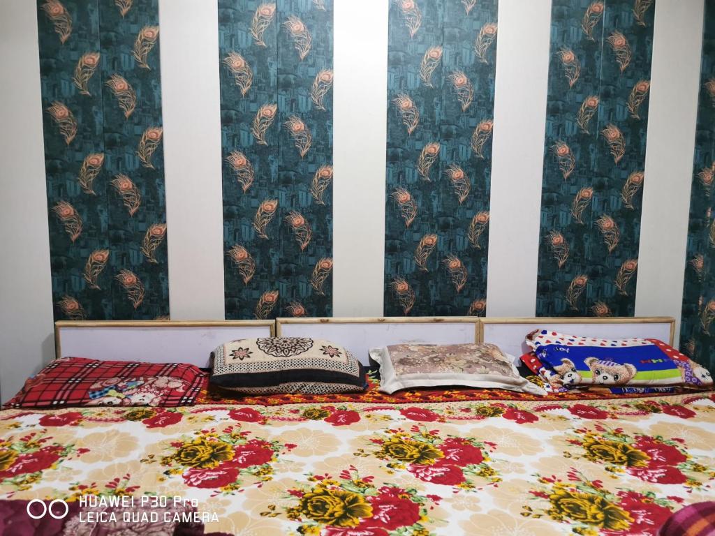 马图拉Kadiya dharamshala的床上有2个枕头