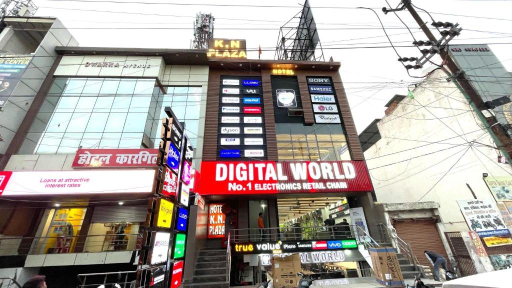 SikandraOYO KN Plaza的一座城市中带有数字世界标志的建筑