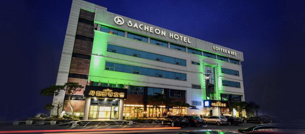 泗川Sacheon Tourist Hotel的前面有绿灯的酒店