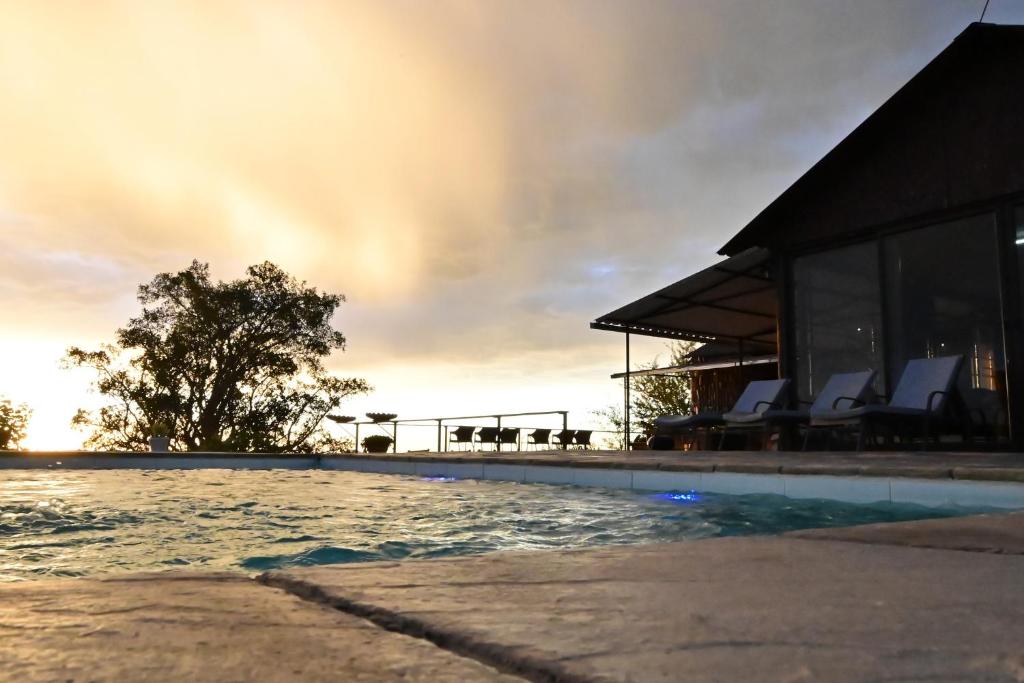 奥奇瓦龙戈Aloegrove Safari Lodge的房屋前的游泳池