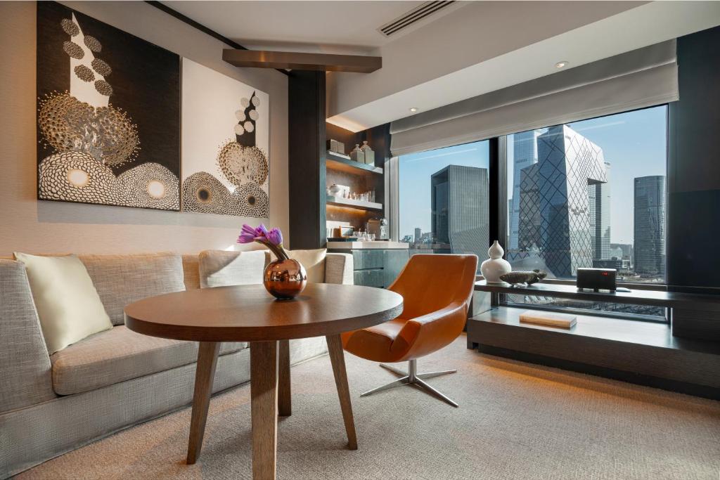 北京北京瑰丽酒店的客厅配有桌子和沙发