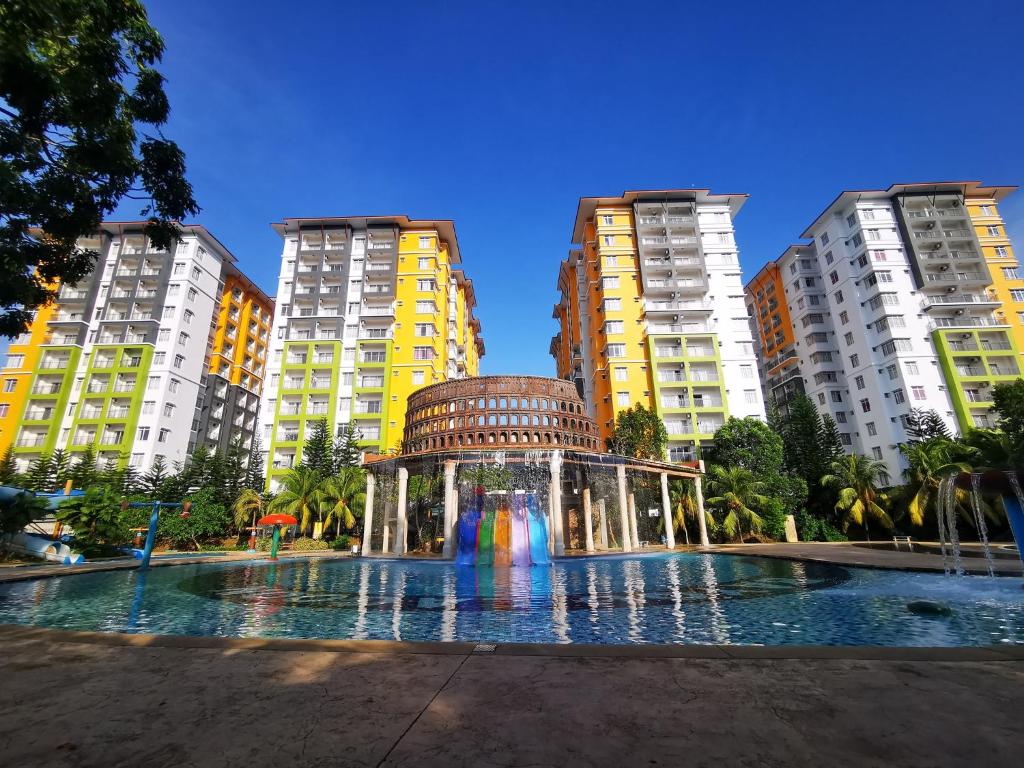 艾尔克如MySuite Studio Apartment Melaka Waterpark Resort的一座拥有高楼城市中心的喷泉