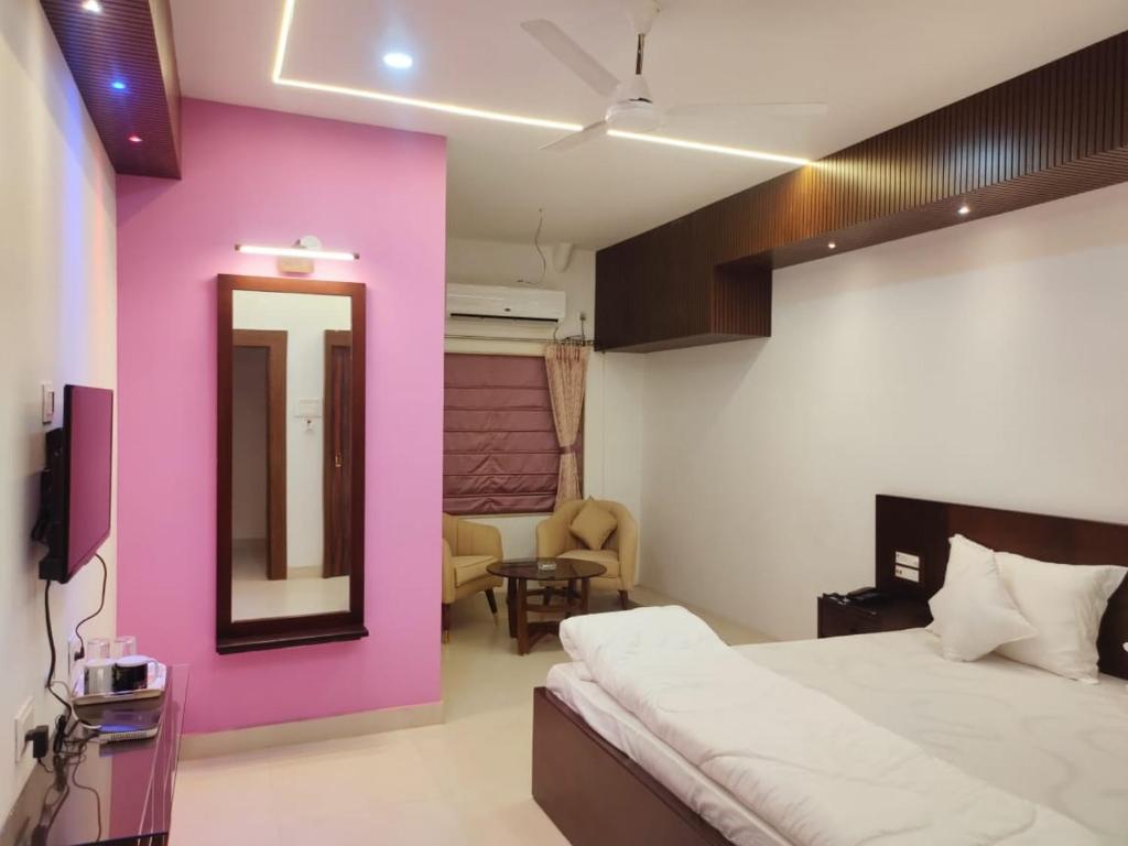 Hotel Hindustan Inn客房内的一张或多张床位