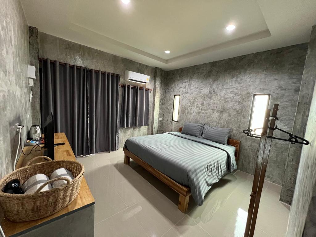 格兰岛Samanta By The Hill的一间卧室,配有一张床和一个篮子