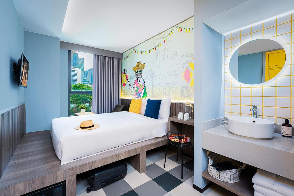 曼谷lyf曼谷素坤逸8号共享公寓的酒店客房设有床和水槽