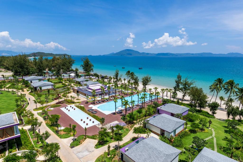 Ninh HòaTTC Van Phong Bay Resort的享有带游泳池和海洋的度假村的空中景致